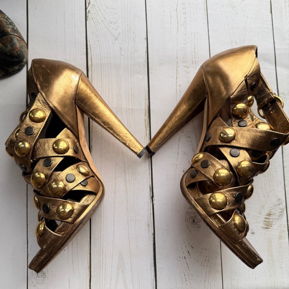 Gucci | Vintage Babouska Studded Metallic Gold Leather 5” Heels - Picture 3 of 16